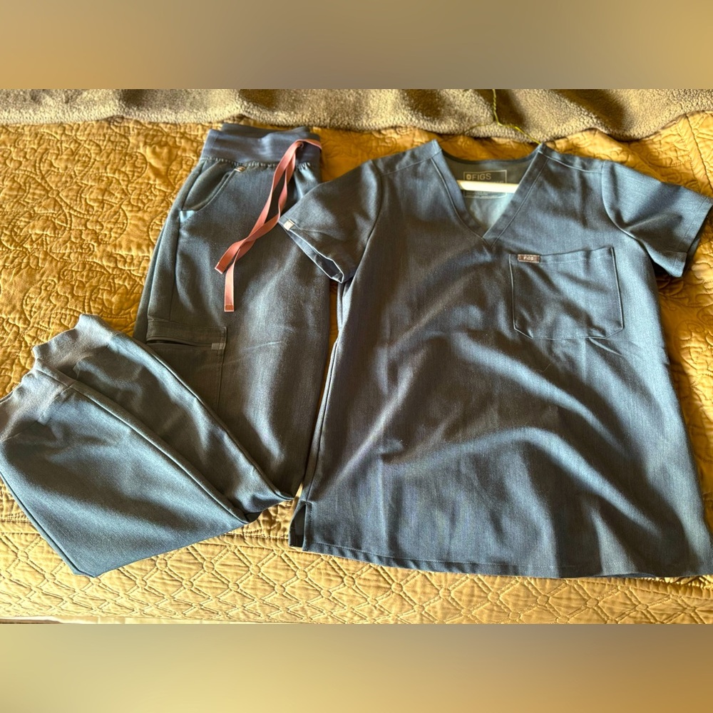 Women’s Figs Scrub Set, Top XS, Pants Small